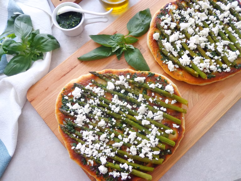 Focaccia z pieczonymi szparagami, fetą i pesto z bazylii