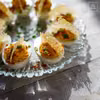 Jajka nadziewane ze srirachą, serowym chipsem i bekonową posypką