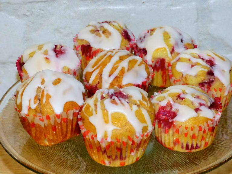 Muffiny malinowe z lukrem