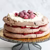 Czekoladowy tort bezowy z malinami