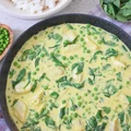 Ryba w sosie curry ze szpinakiem i groszkiem