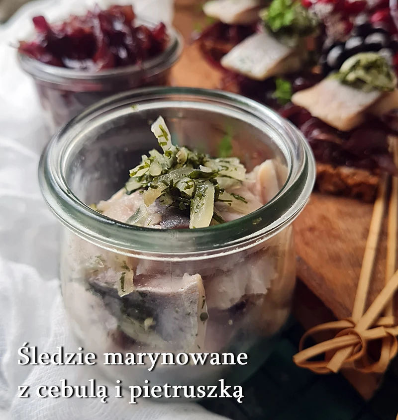 Najlepsze śledzie marynowane z cebulą i pietruszką - Damsko-męskie spojrzenie na kuchnię