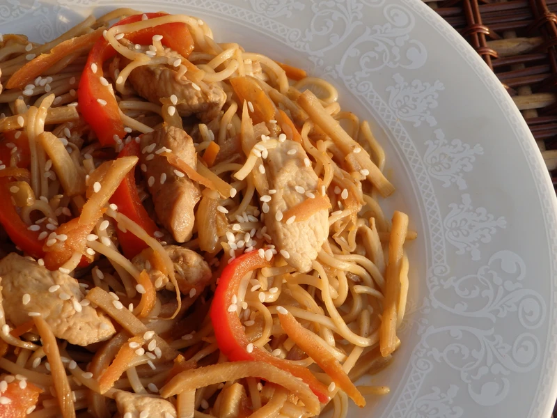 Makaron chow mein z kurczakiem i warzywami