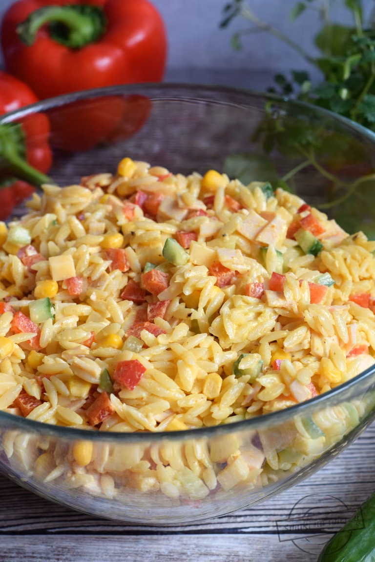 Sałatka z makaronem ryżowym (orzo)