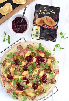 Pizza *bacowska* z serem Janosika, kiełbasą i boczkiem i pikantnym akcentem