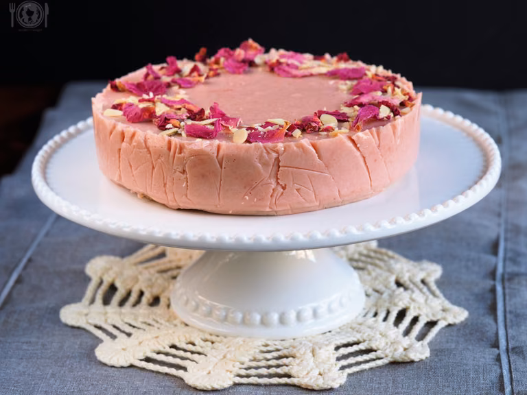 Keto sernik kokosowo – rabarbarowy - moderncavegirl.pl
