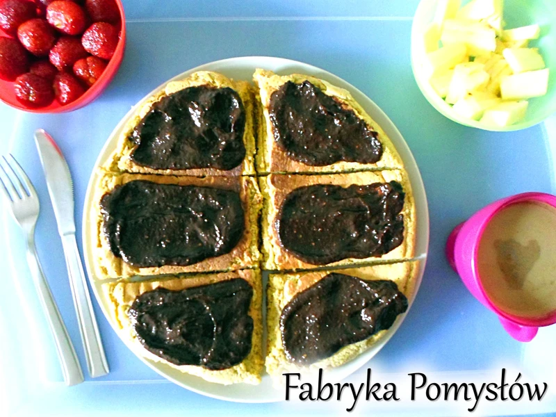 Pełnoziarnisty omlet biszkoptowy z fit nutella i owocami