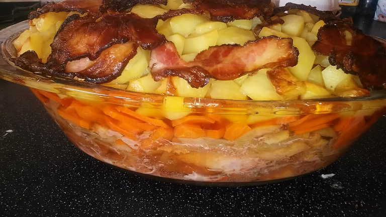 Karkówka pieczona pod warzywami