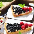 Tarta z białą czekoladą, jagodami i malinami
