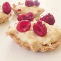 Fit owsiane mini tarty z budyniem waniliowym i malinami