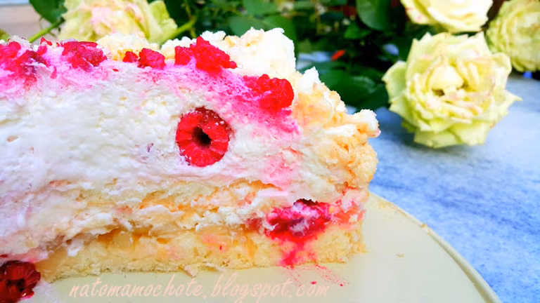 Bezowy Tort Śmiatankowy z Malinami