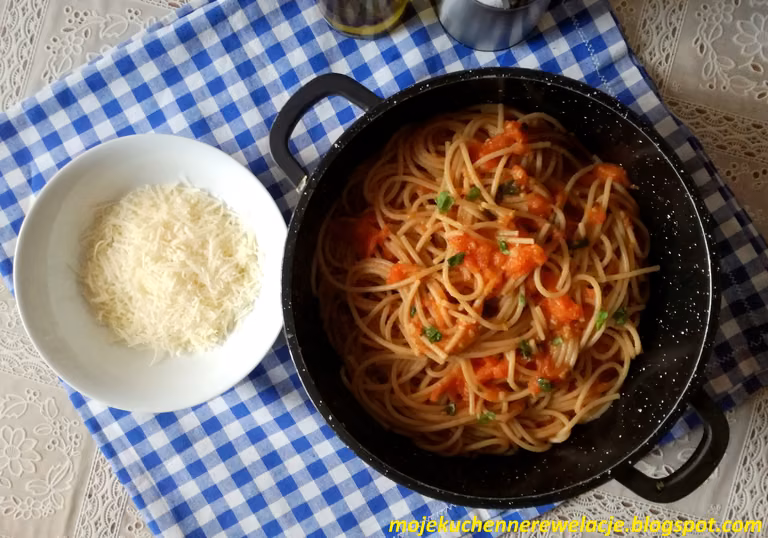 Spaghetti z sosem z pieczonych pomidorów