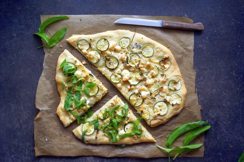 Pizza z cukinią i serem pleśniowym