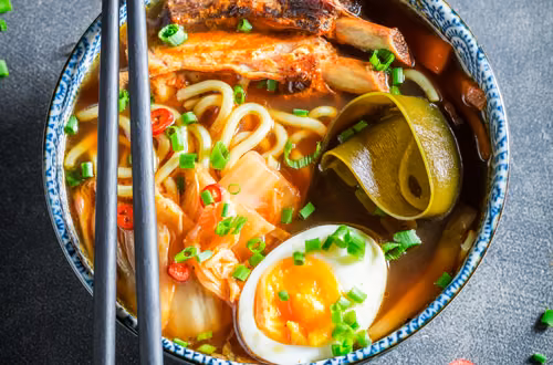 Azjatycka uczta w Twojej kuchni! Pikantny ramen z żeberkami, kimchi i jajkiem!