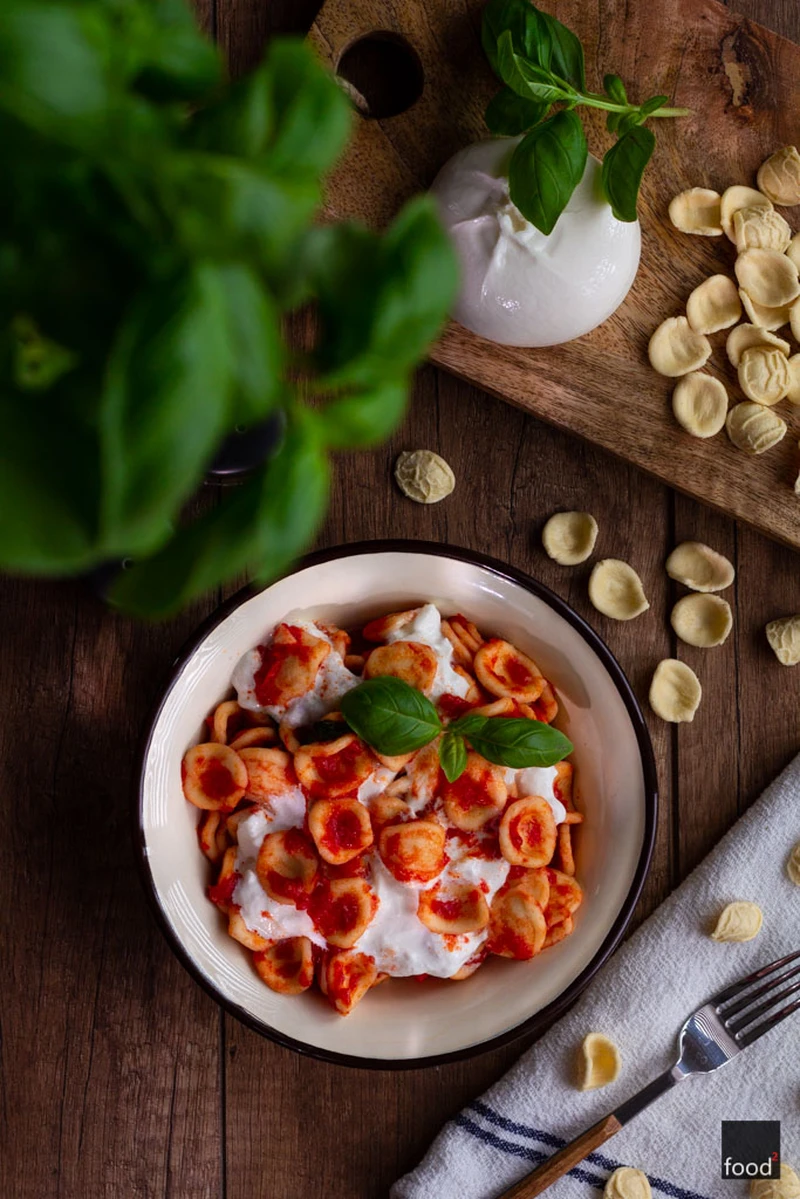 Orecchiette z pomidorami i burratą