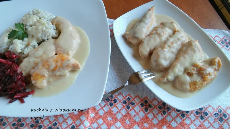 Grillowane polędwiczki z kurczaka w jasnym sosie śmietanowym.