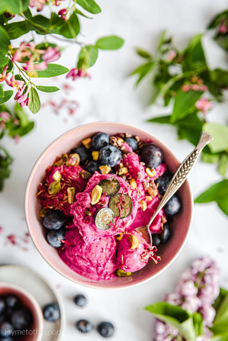 Wegańskie lody bananowe z malinami |