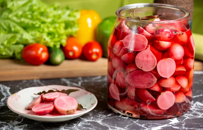 Genialny domowy probiotyk - Prosty i szybki przepis na kiszone rzodkiewki