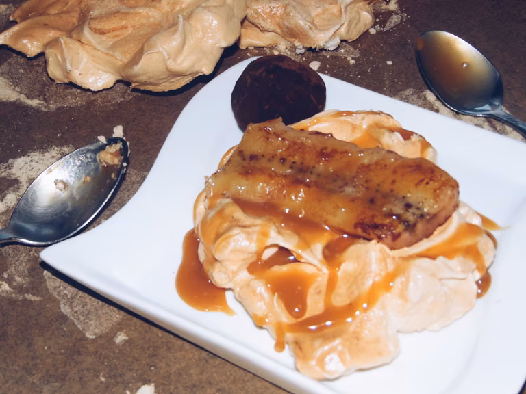 PAVLOVA CAPPUCCINO Z FLAMBIROWANYM BANANEM I SOSEM KARMELOWYM
