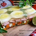 Galareta z szynką, jajkami i warzywami. Smaczna i efektowna.