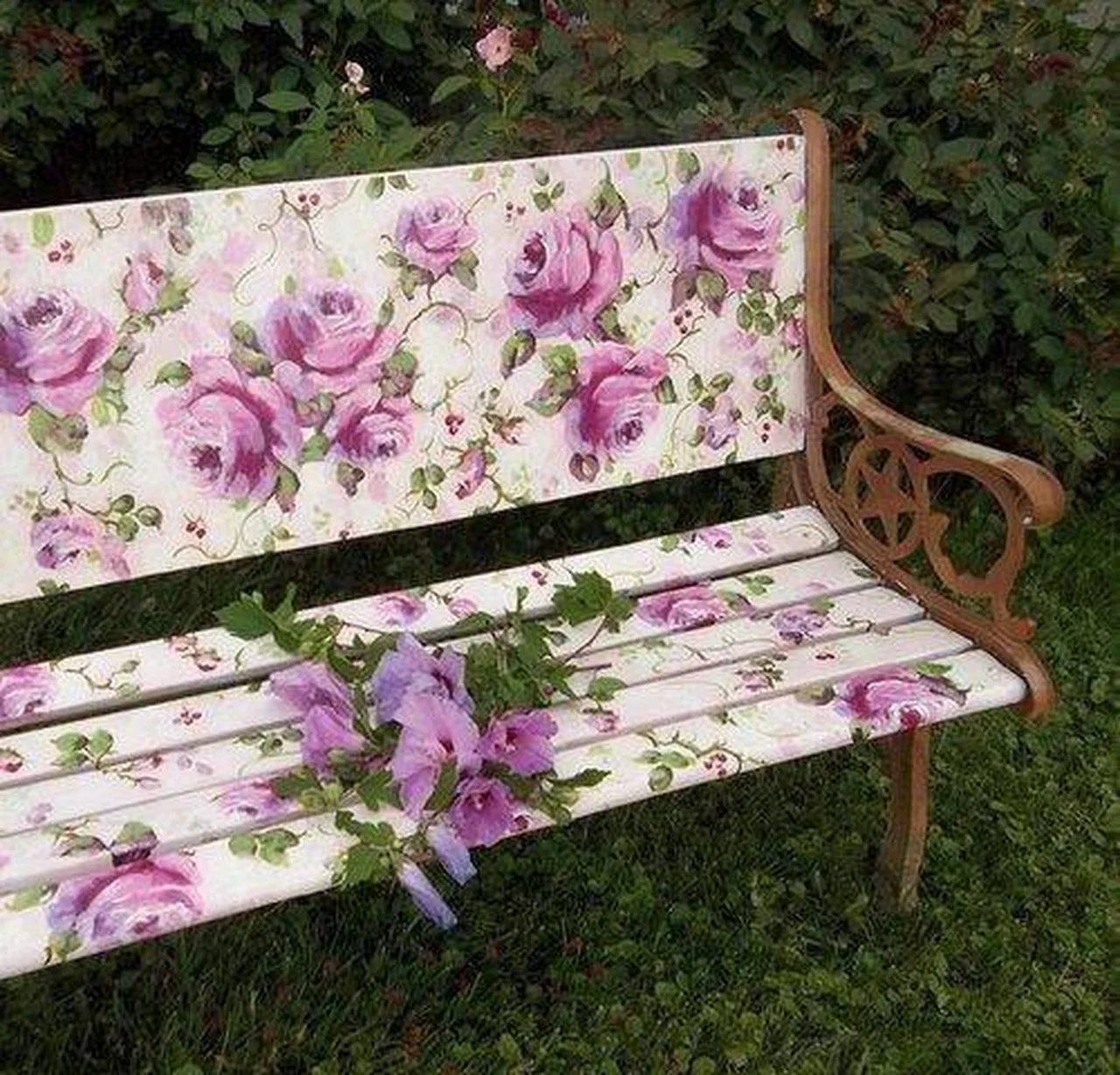 Romantyczna ławka do ogrodu
