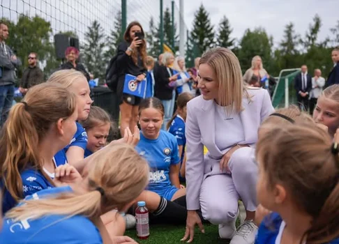 Oficjalny debiut Marty Nawrockiej. Pierwsza Dama RP wsparła piłkę nożną kobiet!