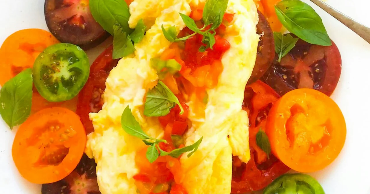 Delikatny omlet na sałatce z pomidorów