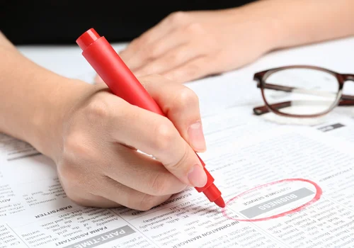 Koniec z ogłoszeniami tylko dla "kierownika" czy "asystentki". Czas na neutralne płciowo stanowiska pracy