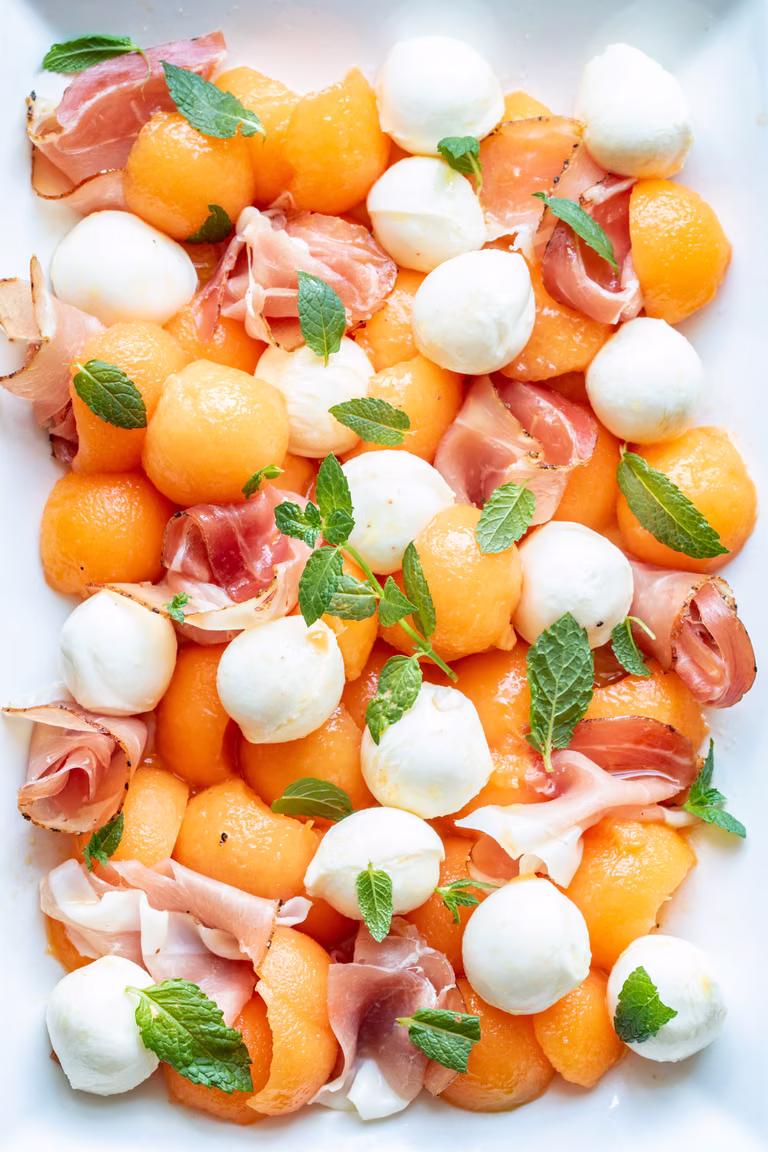 Letnia sałatka z melonem i prosciutto (6 składników)