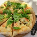 Pizza bianka z białym sosem i dodatkami