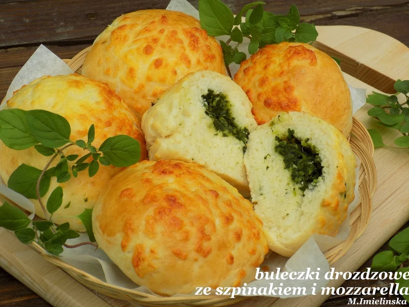 Bułeczki ze szpinakiem i mozzarellą