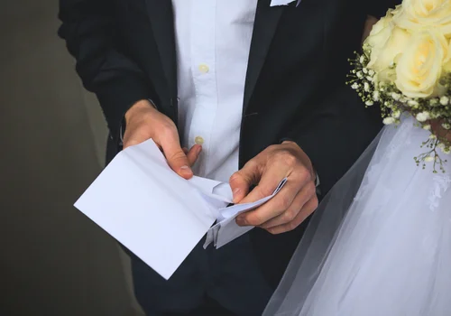 Ile dać do koperty na wesele 2026? Polacy mają swoje sposoby na wyliczenia, ale nie każdemu się to podoba