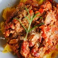 Makaron z dyni z sosem pomidorowym i wędzonym tofu