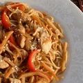 Makaron chow mein z kurczakiem i warzywami