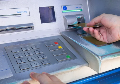 Koniec z kartami w bankomatach? Technologia NFC zmienia sposób wypłat