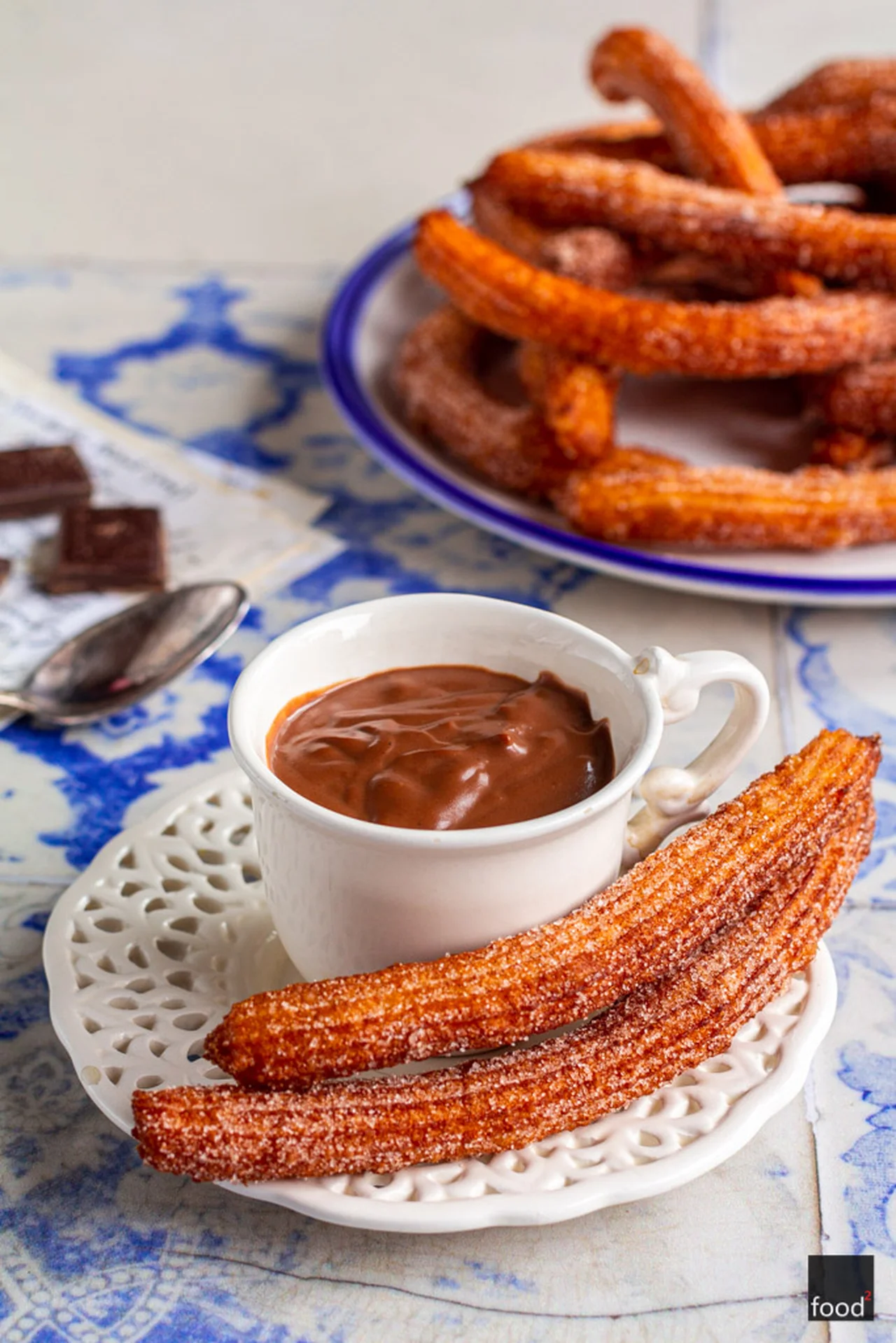 Churros - hiszpańskie łakocie ze smażonego ciasta parzonego