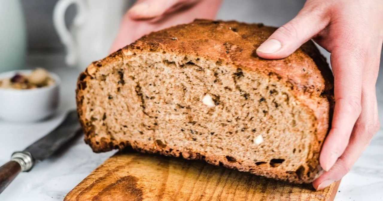 Najprostszy chleb bez wyrabiania z czarnuszką i migdałami