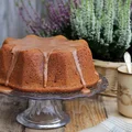 Babka z jabłkami i cynamonową polewą