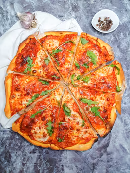 Domowa pizza z salami piccante