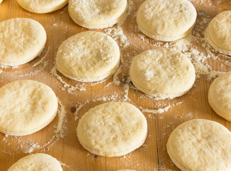 Twoje pączki robią się gumowate? Popełniasz ten błąd podczas wyrabiania ciasta!