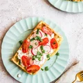 Bezglutenowe gofry z ciecierzycy i cukinii z twarożkiem
