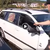 2-latek pozostawiony w nagrzanym samochodzie. Zobacz wideo z interwencji Policji