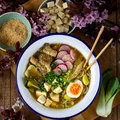 Szybki miso ramen z boczniakami i wędzonym tofu
