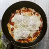 Shakshuka paprykowo-pomidorowa z mozzarellą i szynką