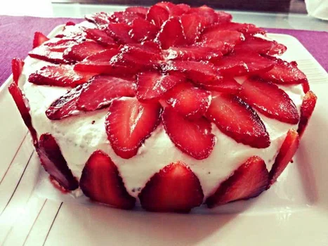 Tort czekoladowy z truskawkami