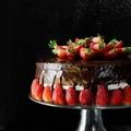 Tort podwójnie czekoladowy z truskawkami