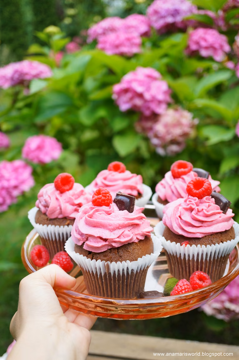 Piernikowe cupcake z kremem malinowym