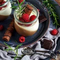 Czekoladowo-rozmarynowa panna cotta z malinami