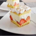 Ciasto z truskawkami, kremem serowym i bezą