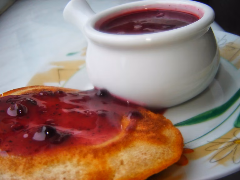 Pancakes gryczane z borówkowym sosem